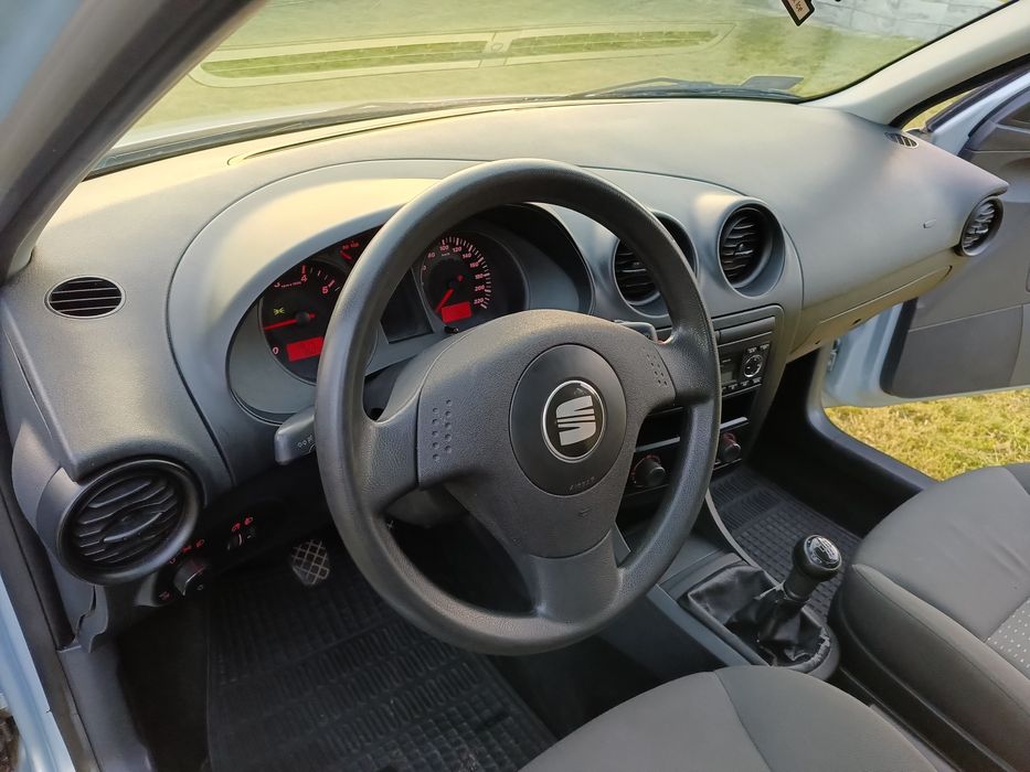 Seat Ibiza 2005r 1.4 MPI 5 drzwi klima zarejestrowany opłaty na rok
