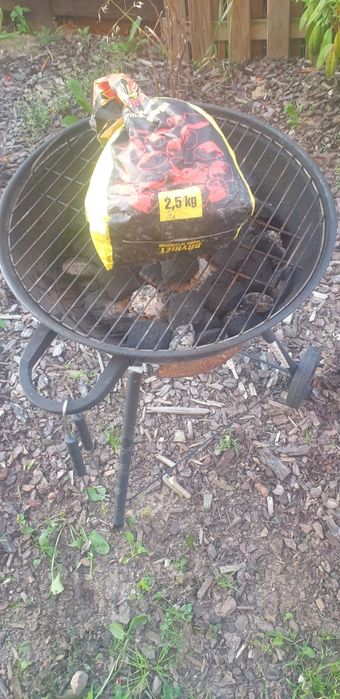Grill ogrodowy 46 cm na kółkach/ tylko do środy/ + szcxypce + węgiel