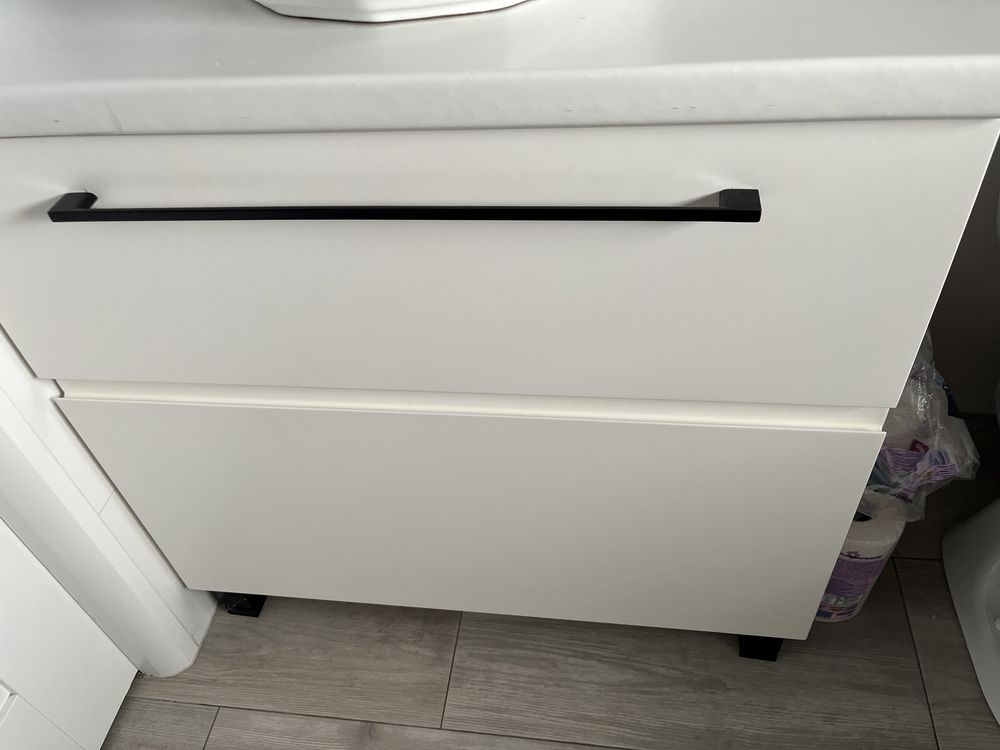 Szafka z umywalką, baterią i lustrem