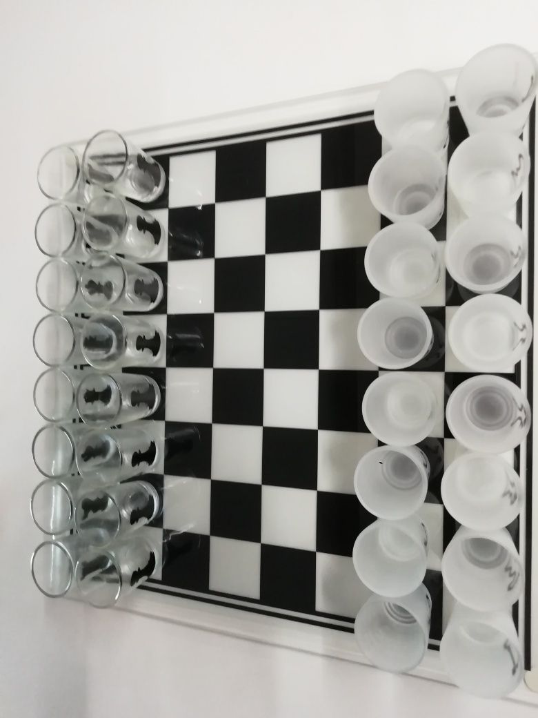 Tabuleiro de Xadrez e peças em vidro (Copos)