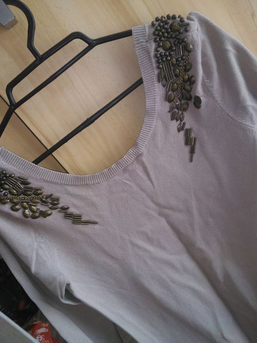 Sweter damski z cekinami zdobieniami na pagonach rozmiar M