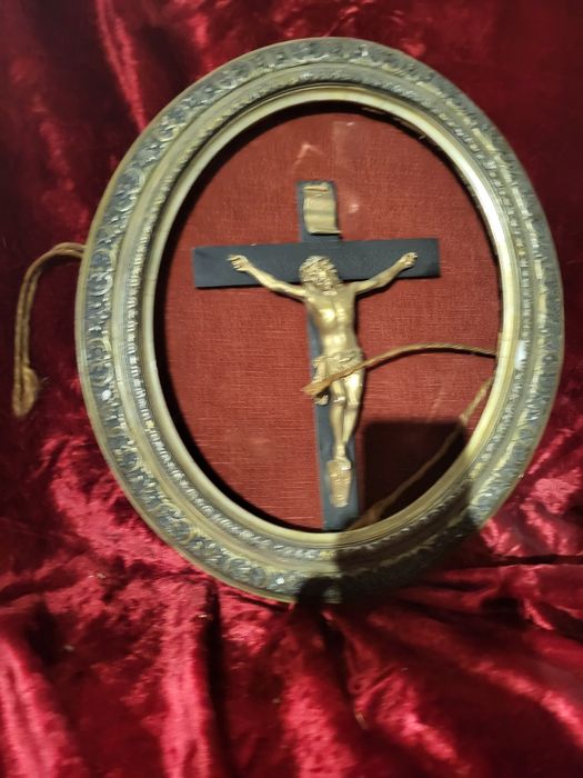 Stary krzyż w starej ramie bez szkła