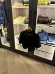 Blusa elegante em preto com o no a frente