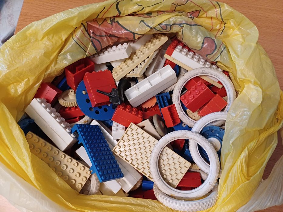 1 кг конструктору дитячого.