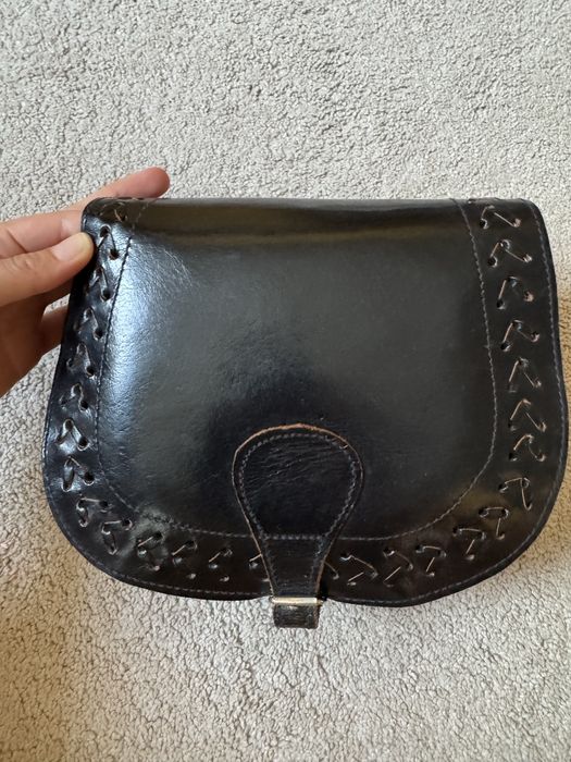 Чорна шкіряна сумка в етно стилі