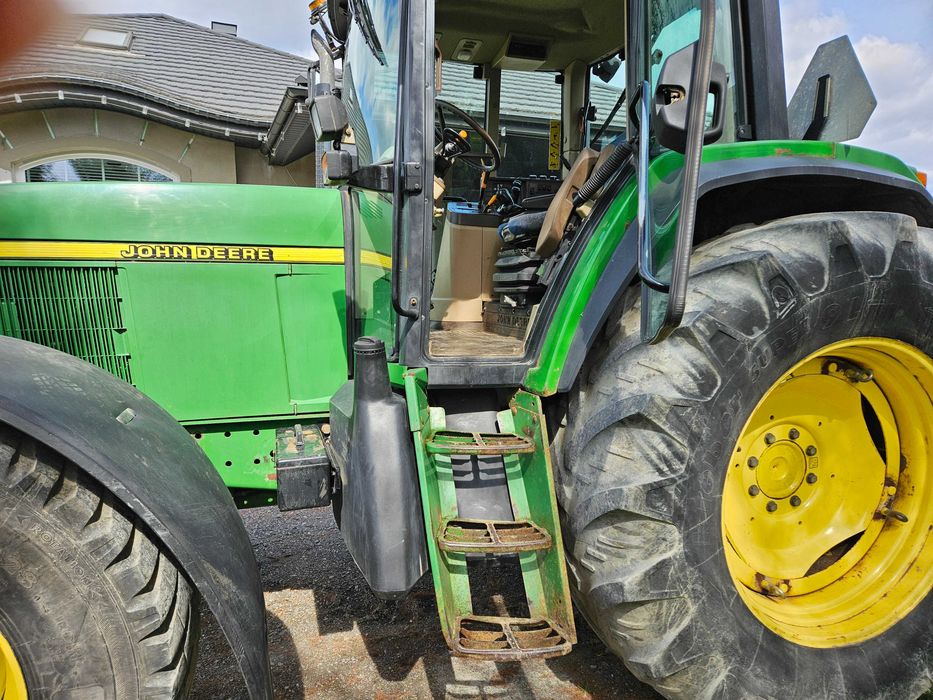 Ciągnik John Deere 6810