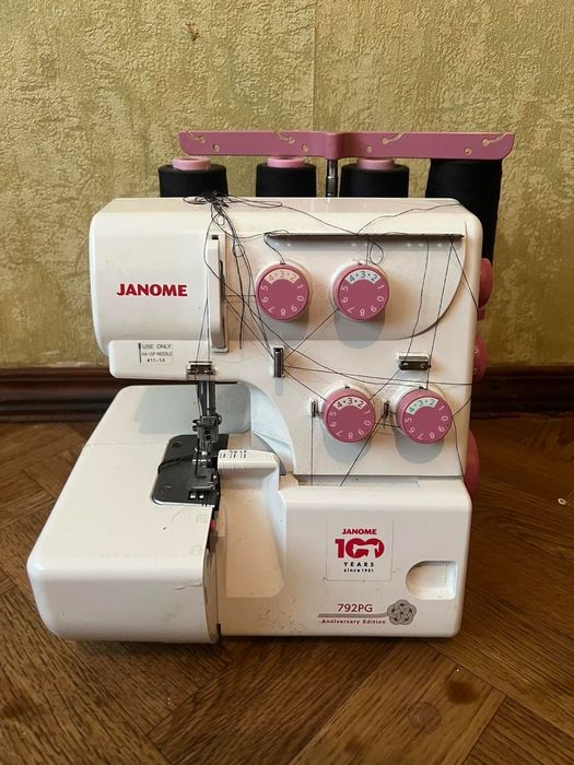 Оверлок и швейная машинка