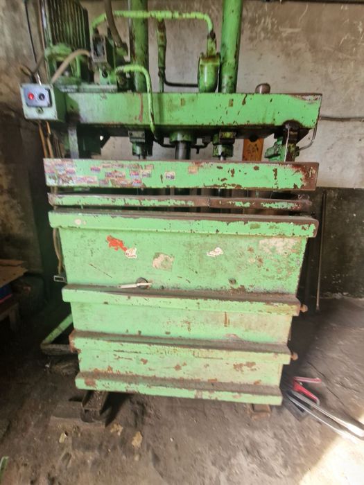 Продам пресса для макулатуры. Personer