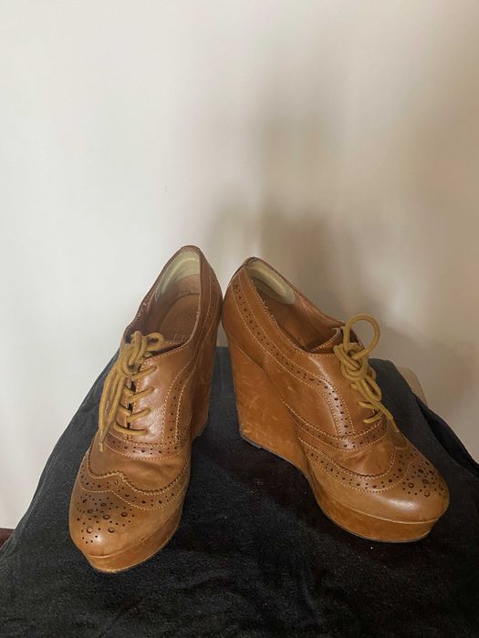 Sapatos em pele de cunha marca Aldo