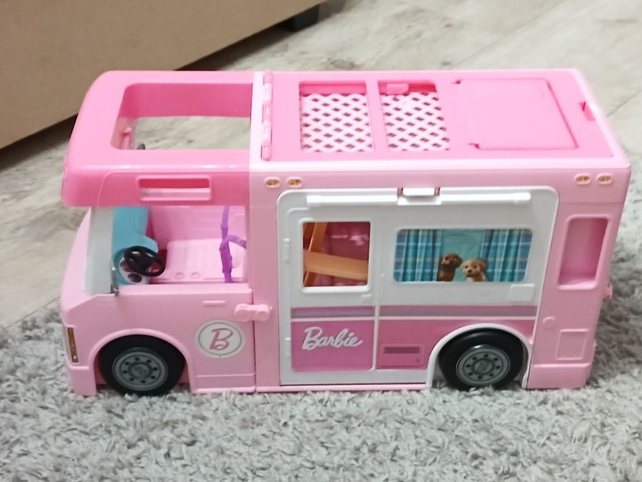 Kamper Barbie duży plus trzy lalki