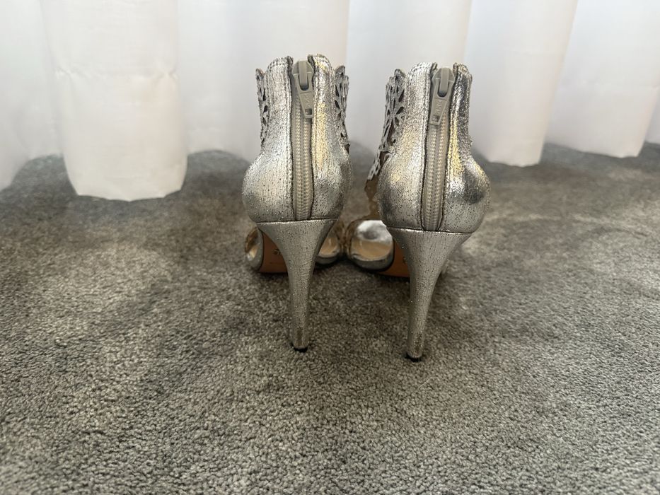 Sandalias prateadas 35