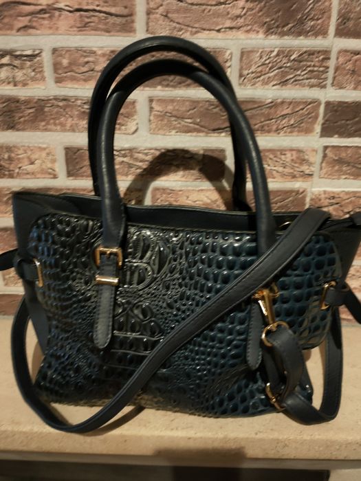 Carteira azul de verniz com pouco uso.