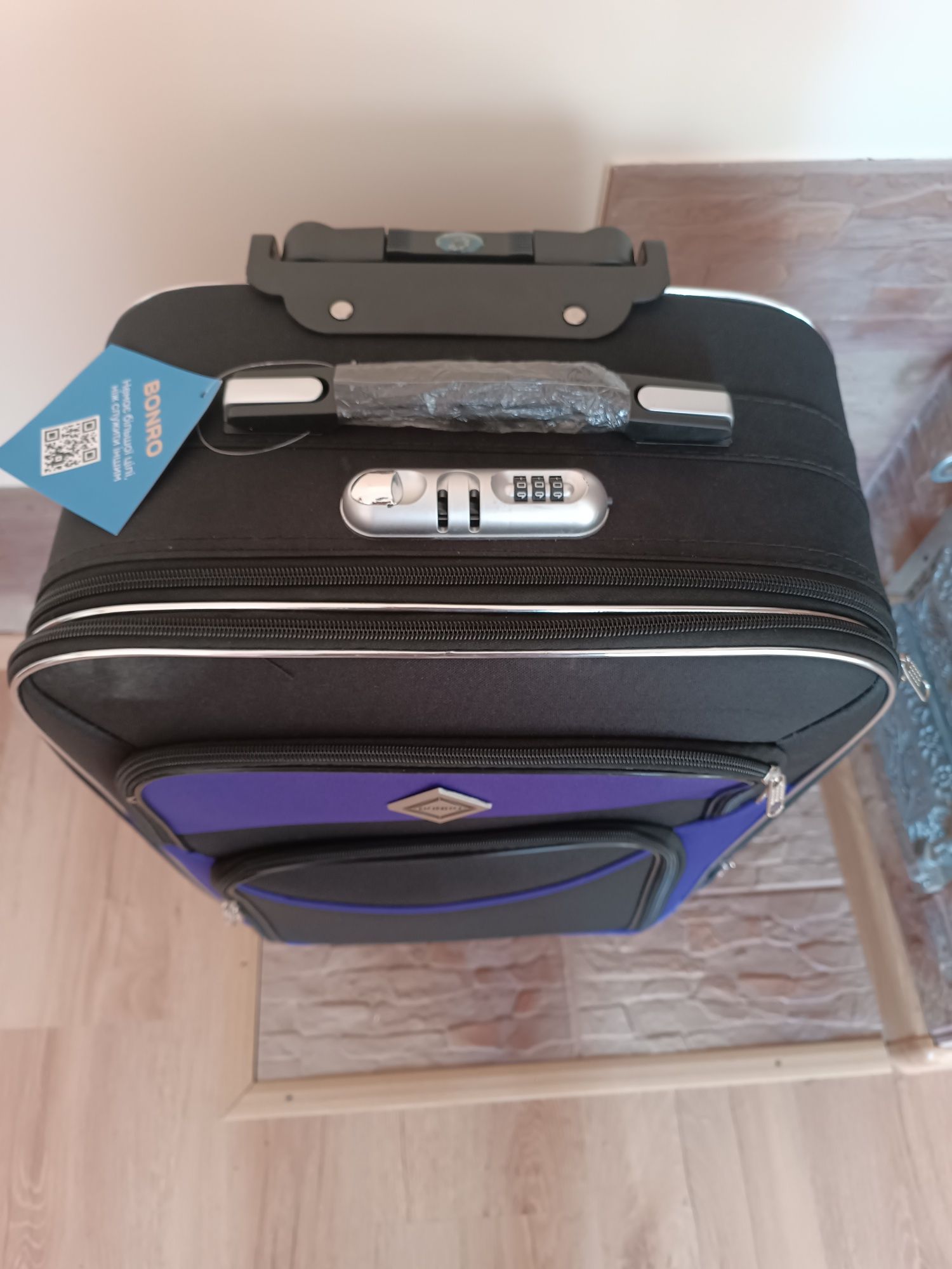 Дорожня валіза/чемодан на колесах,середня чорно-фіолетова