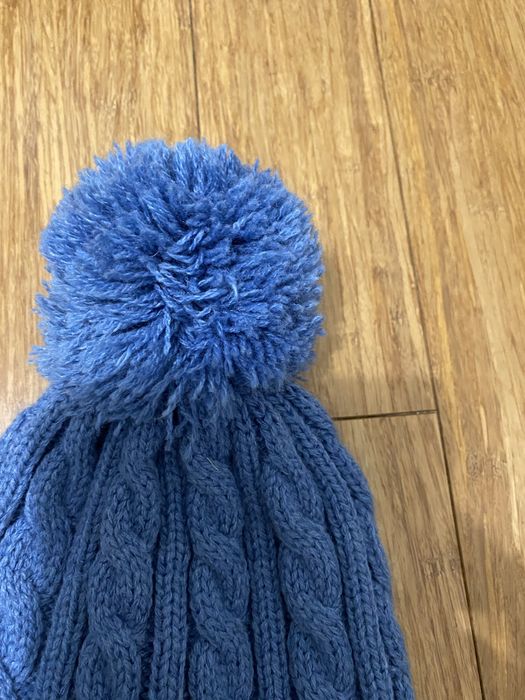 Niebieska czapka dziecięca z pomponem