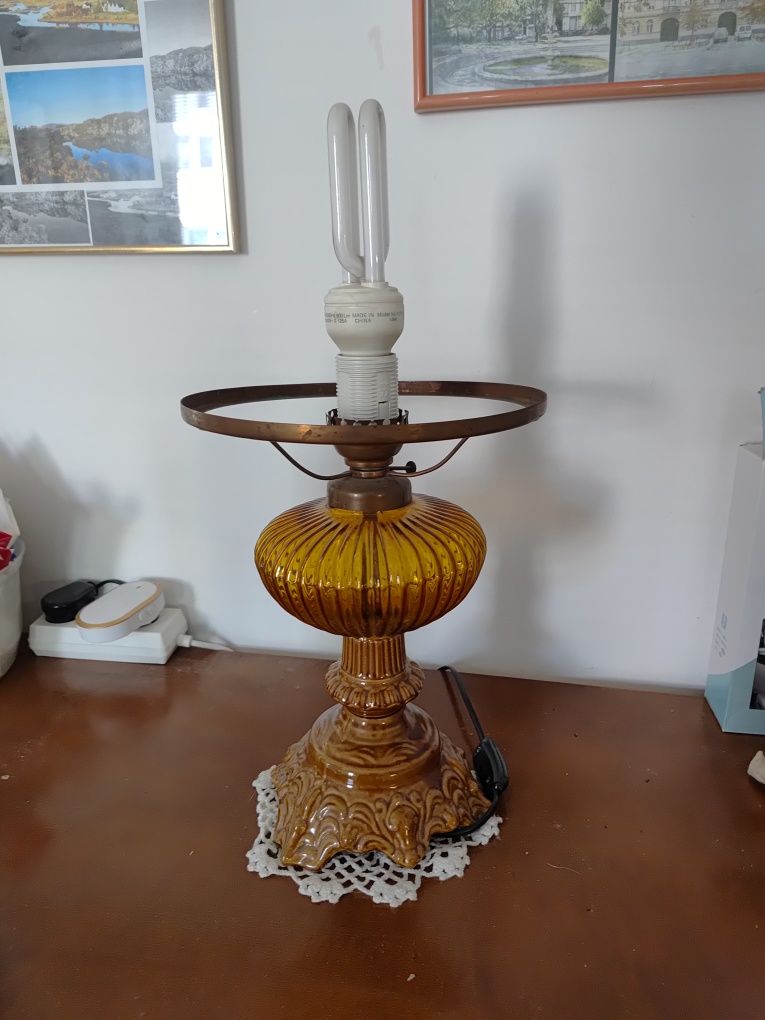 Stara lampa stołowa