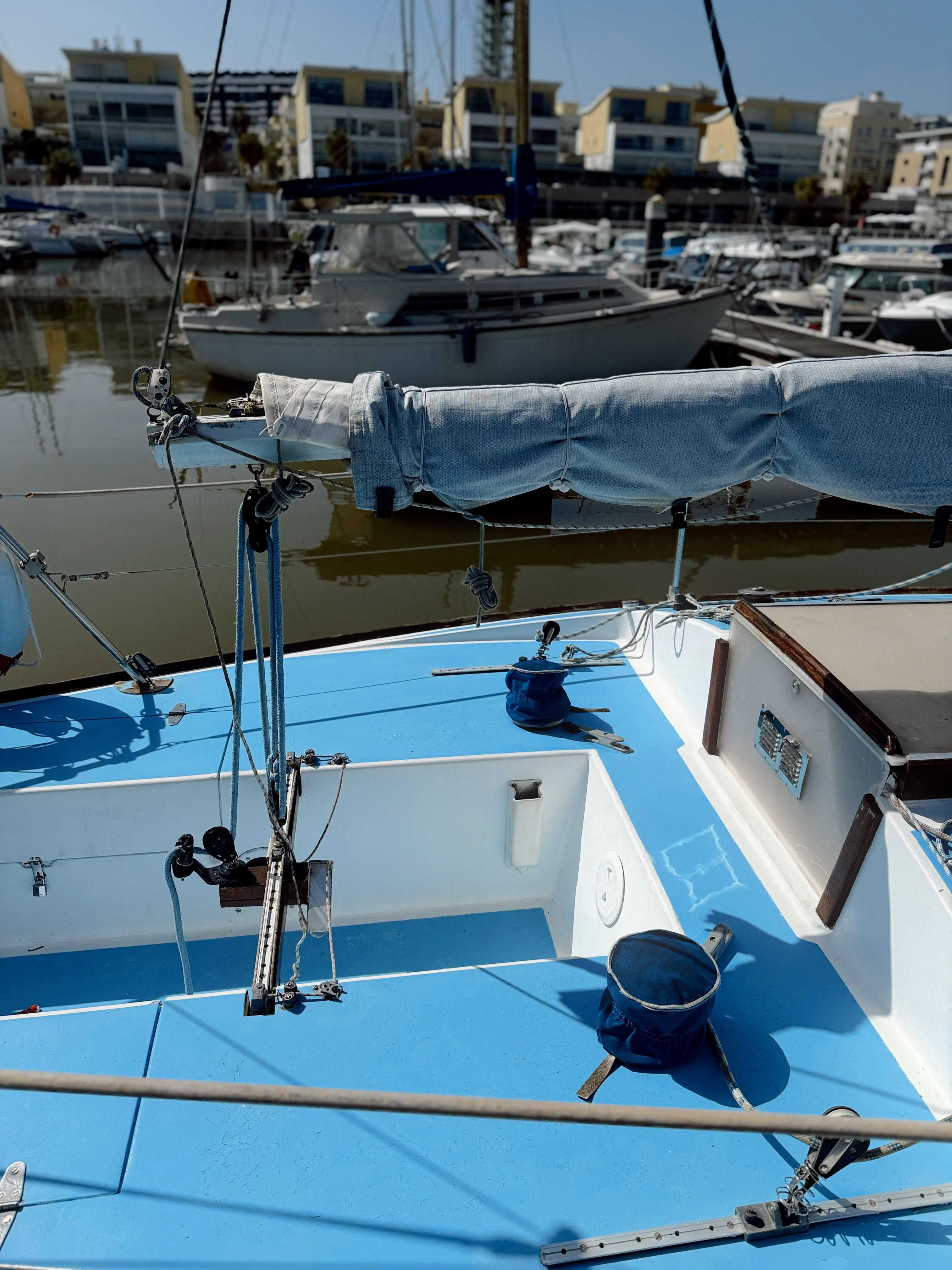 Veleiro J24 pronto a navegar