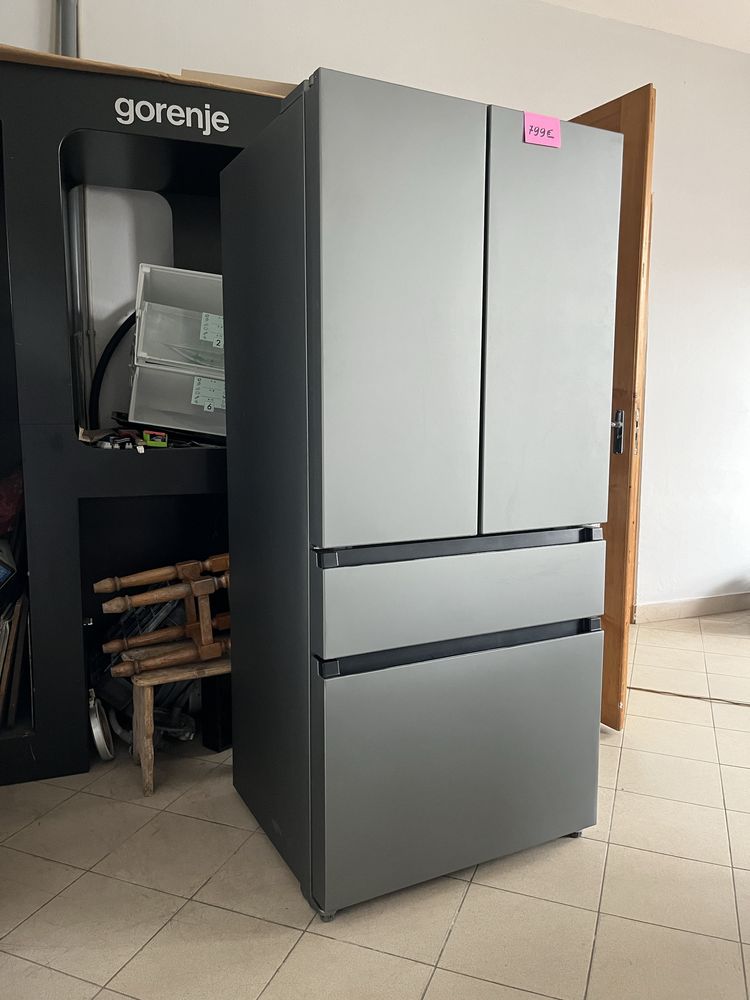 Холодильник Gorenje model NRM8181UX темно сірого матового кольору