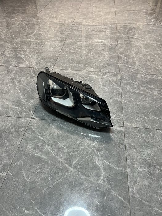 7P1941752 Фара правая Volkswagen Touareg 2010-2017