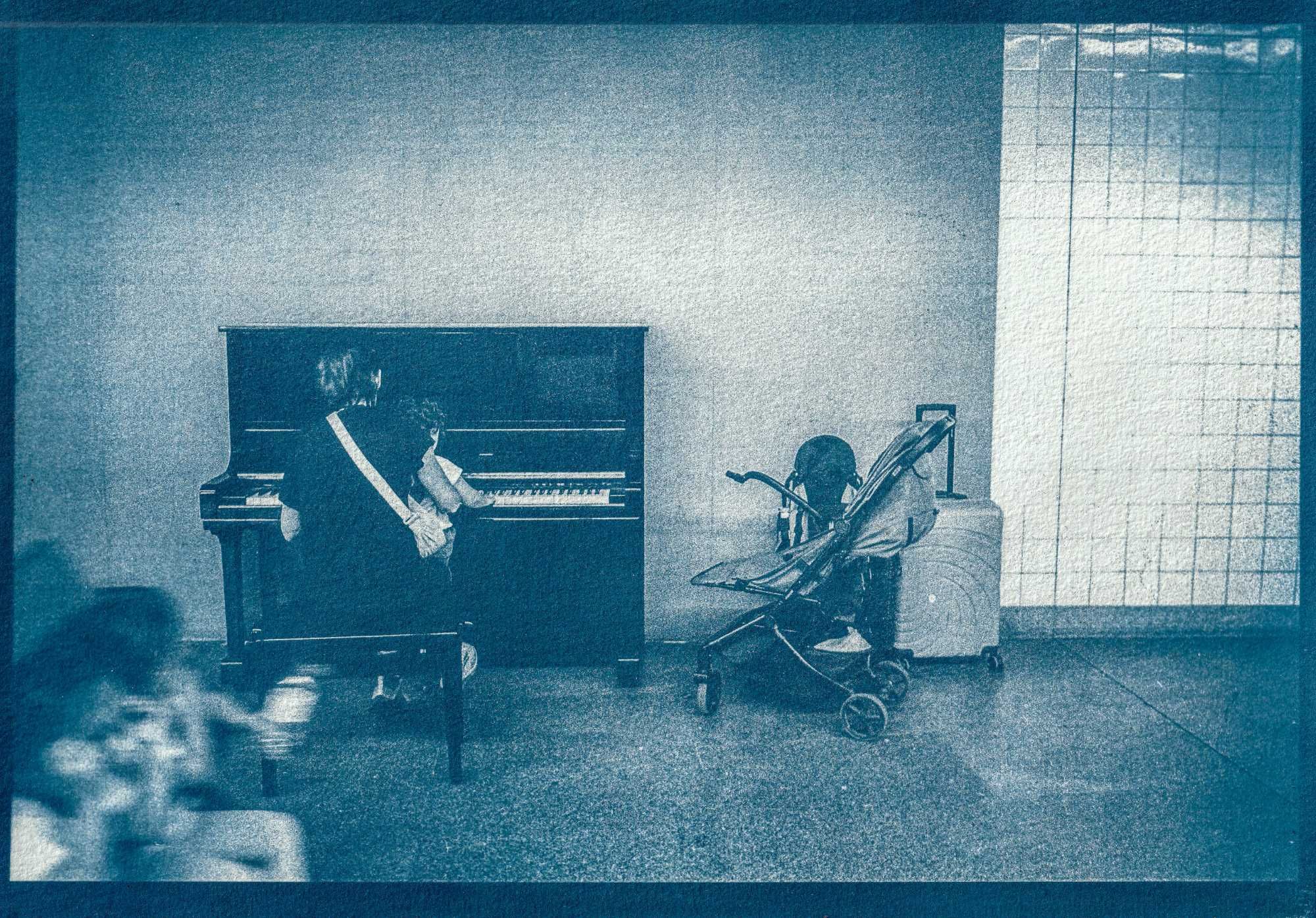 Cianotipia A4 - "Senhora e criança a tocar piano".