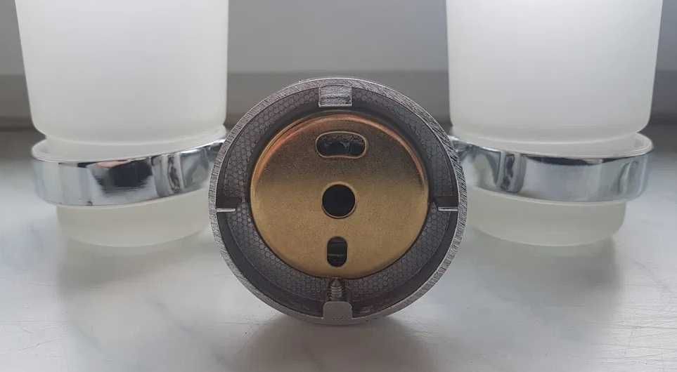 Ceramiczne kubki łazienkowe