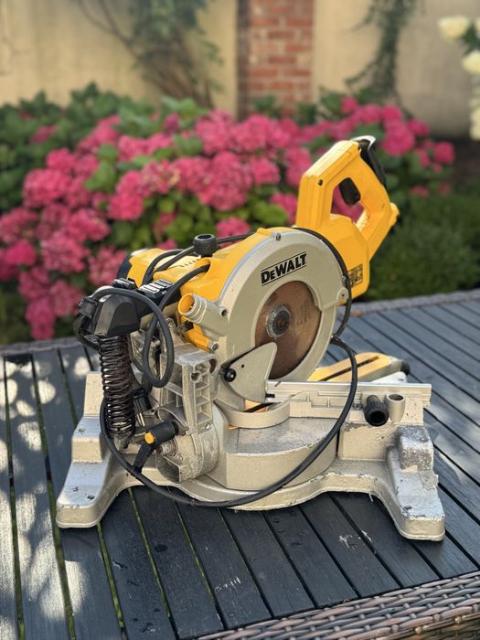 Piła ukosowa ukośnica 216MM 1800W DWS777 DEWALT