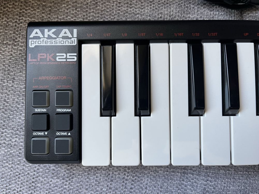 Teclado MIDI AKAI LPK 25