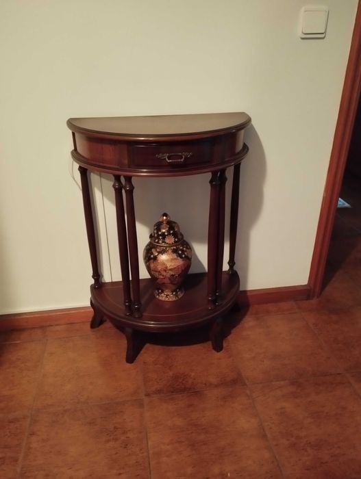 Dois móveis, um sapateira e outro mesinha de telefone