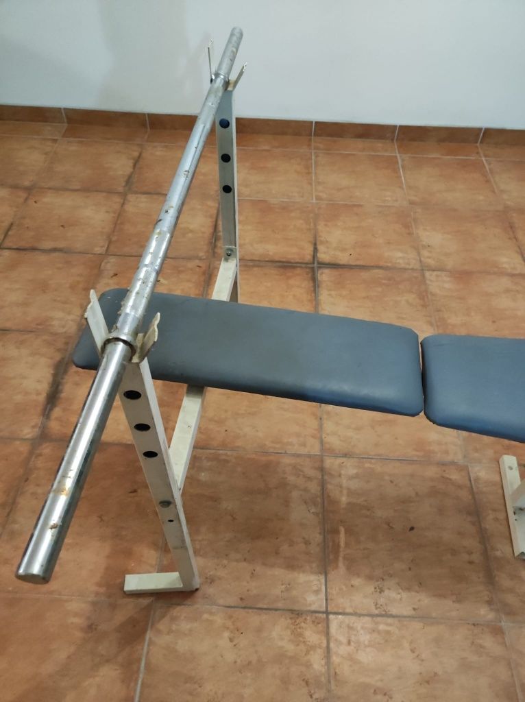 Prática de exercício banco de musculação