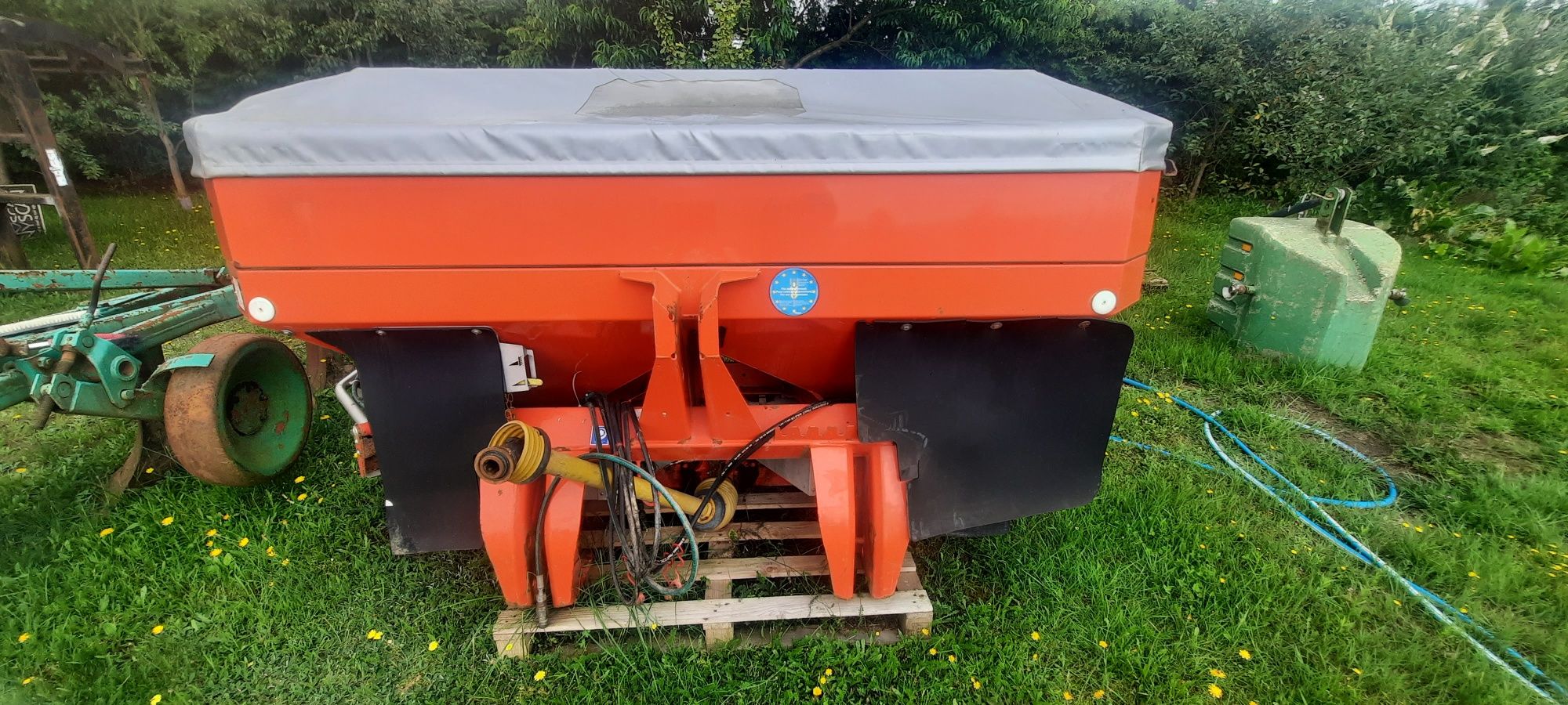 Rozsiewacz nawozu KUHN Axis 20.1 12-18m 2012r. 2000L amazone sulky