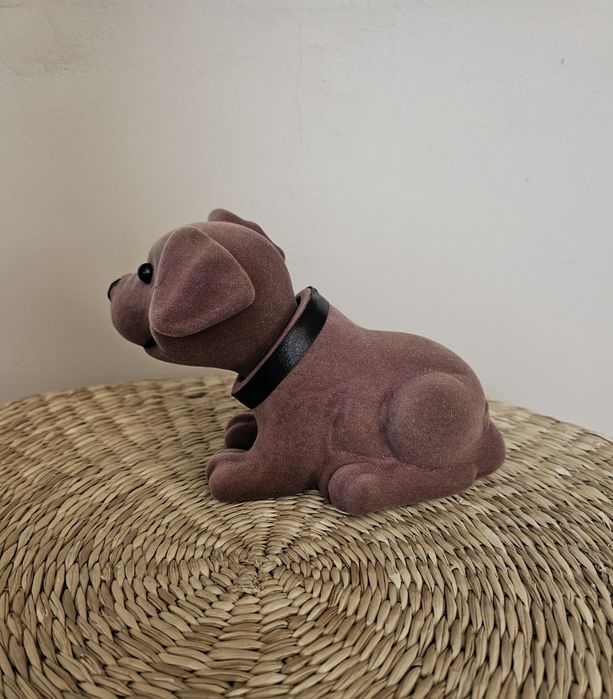 Piesek kiwający głową z podklejonym rzepem.