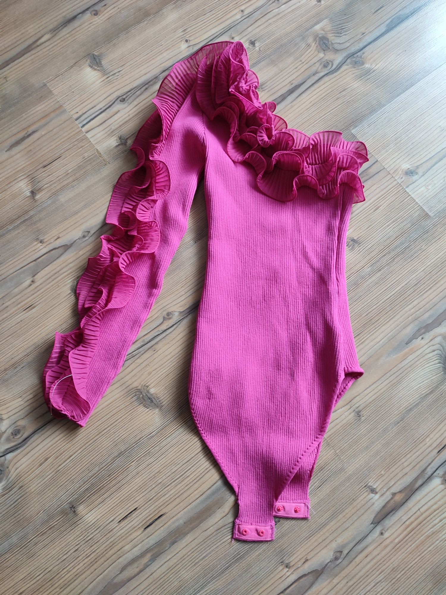 Różowa bluzka-body z falbanką