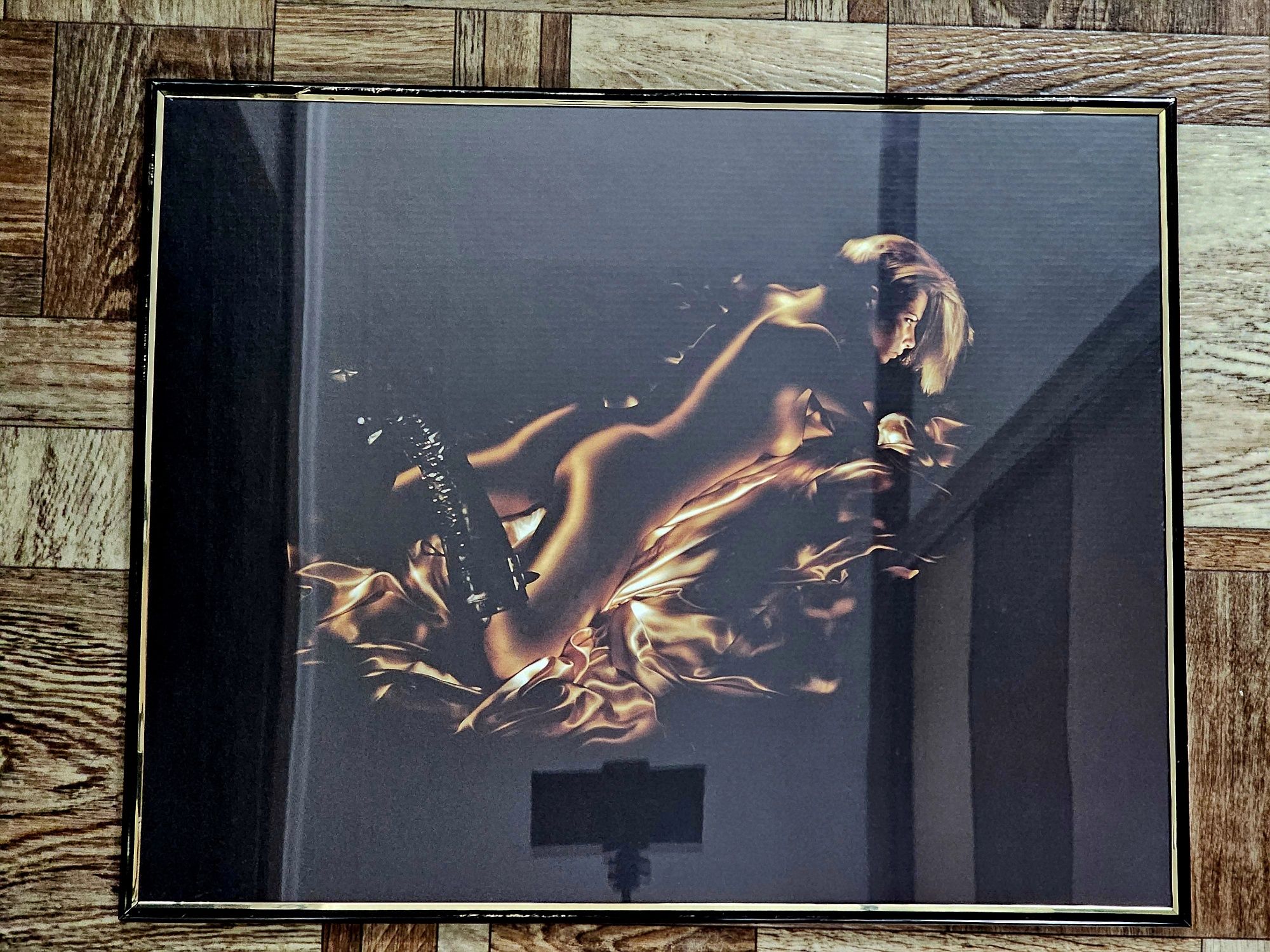 Картина Оголена дівчина на чорному фоні 50×40 см в рамці під склом