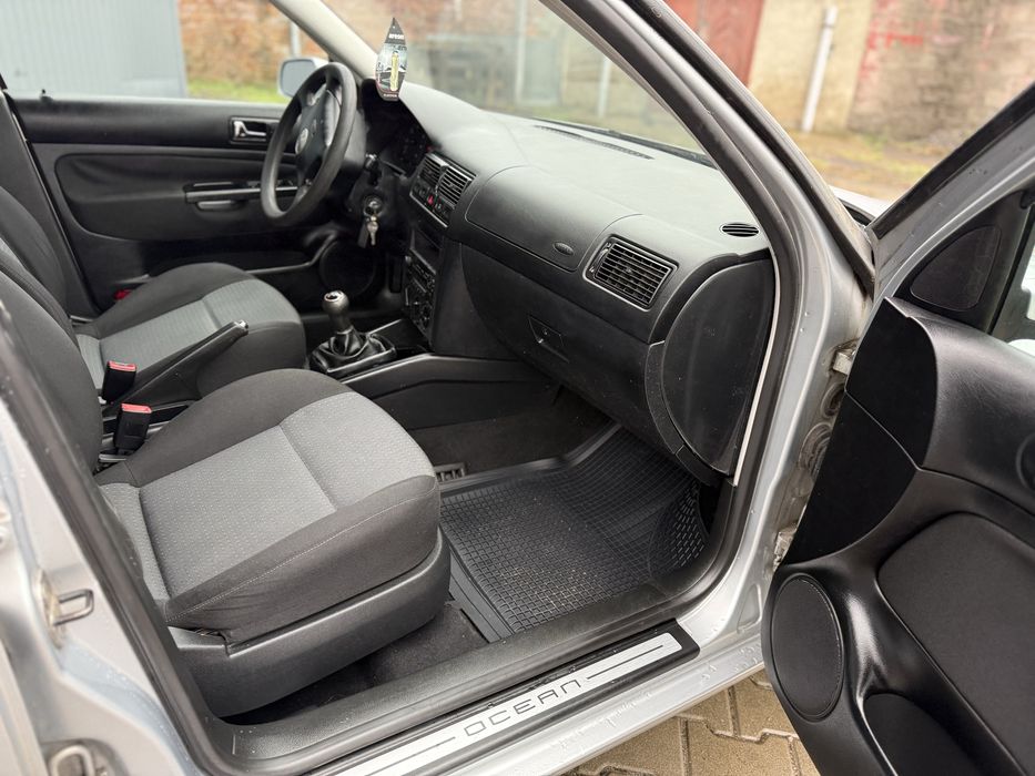 Volkswagen Golf  -2003 року