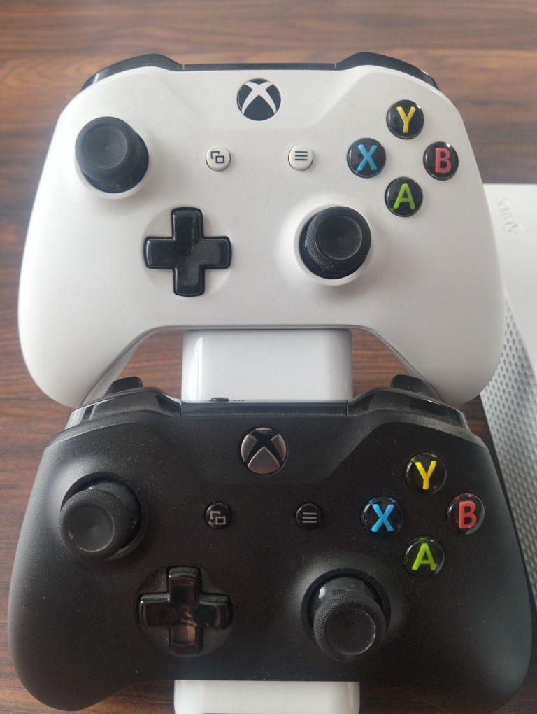 Xbox one s All digital + ładowarka i pad