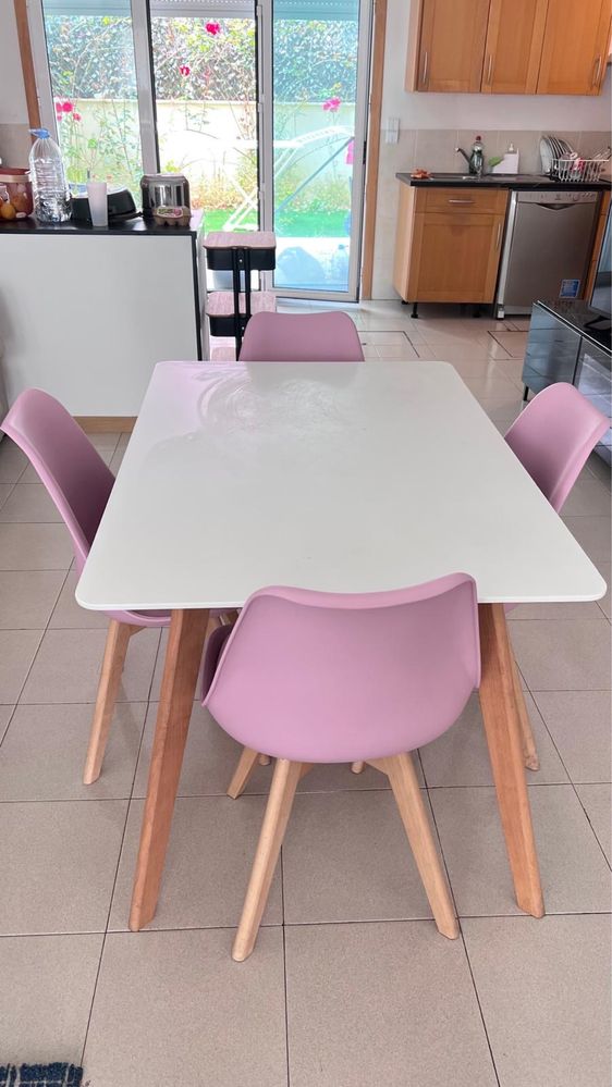 Vendo Mesa com 4 cadeiras rosa em perfeito estado