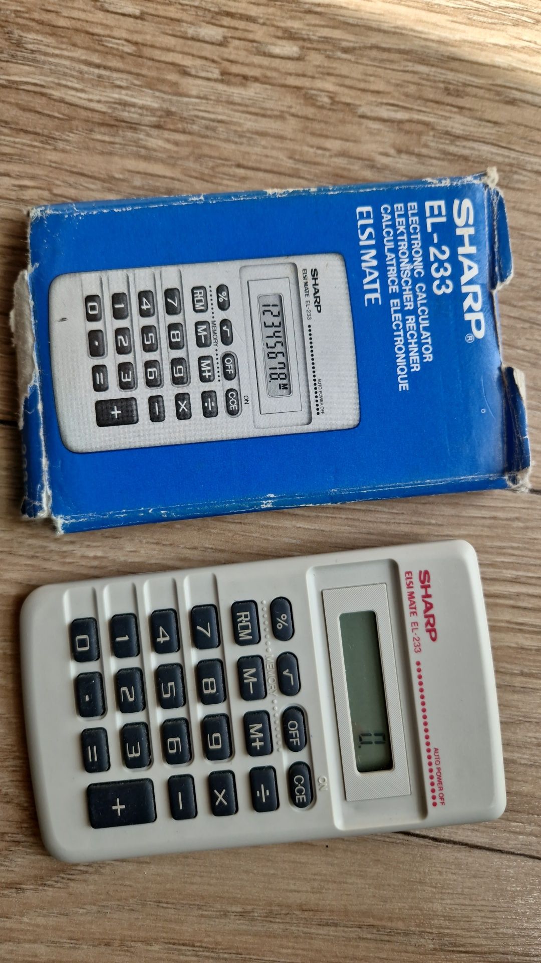 Kalkulator Sharp z pudełkiem