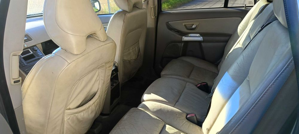 Samochód Volvo XC90, silnik 2.4l; z instalacją gazową; na chodzie