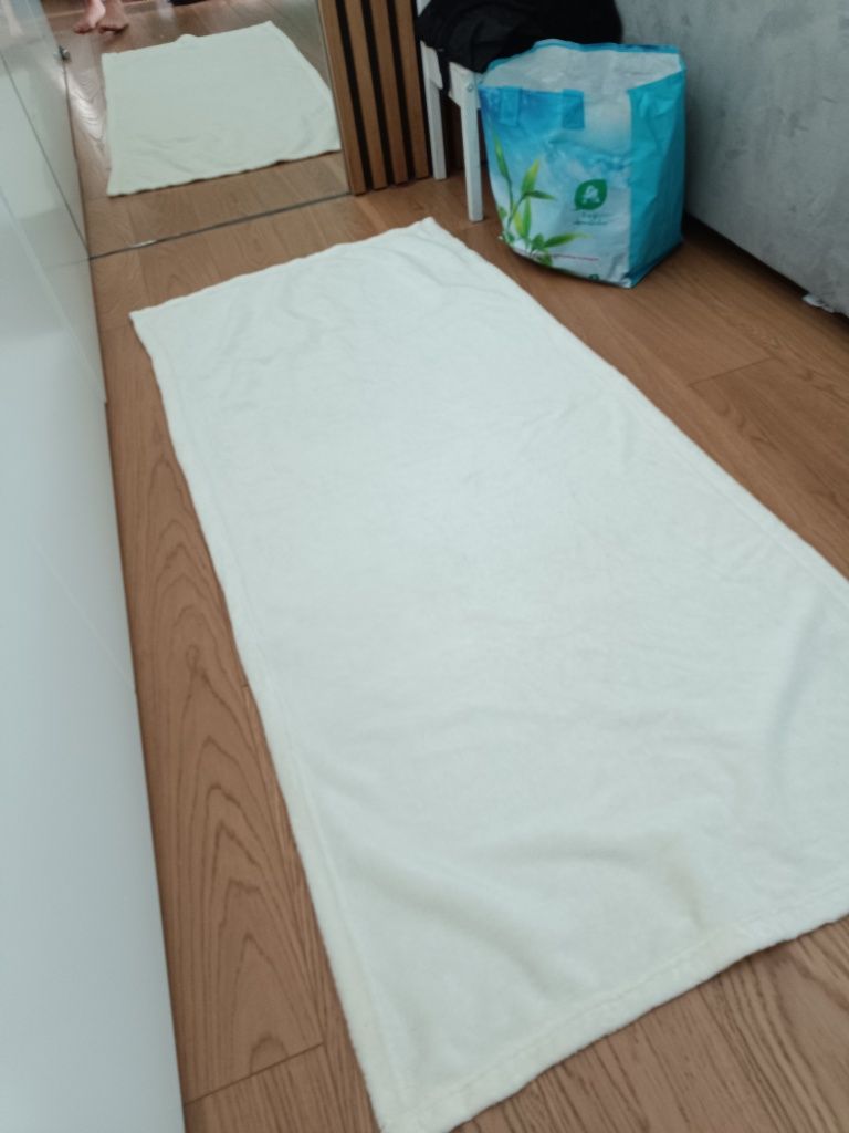 Kocyk do wózka kremowy beżowy pluszowy ciepły miły w dotyku