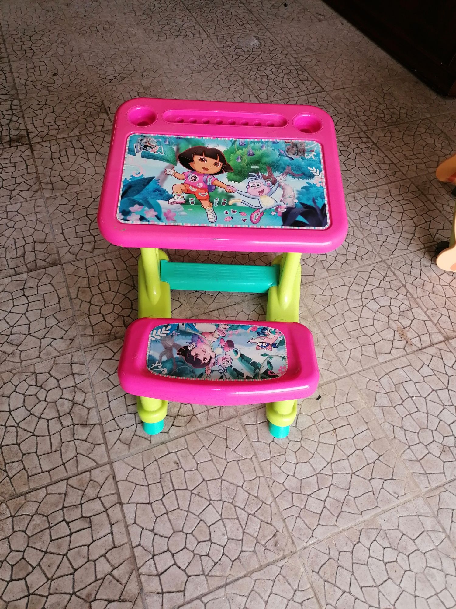 Mesa de criança Dora a exploradora