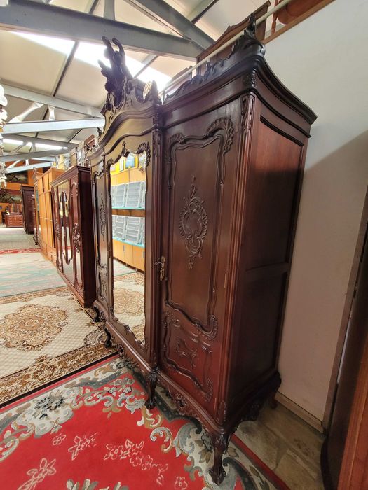Imponente roupeiro antigo em madeira maciça - Muito b