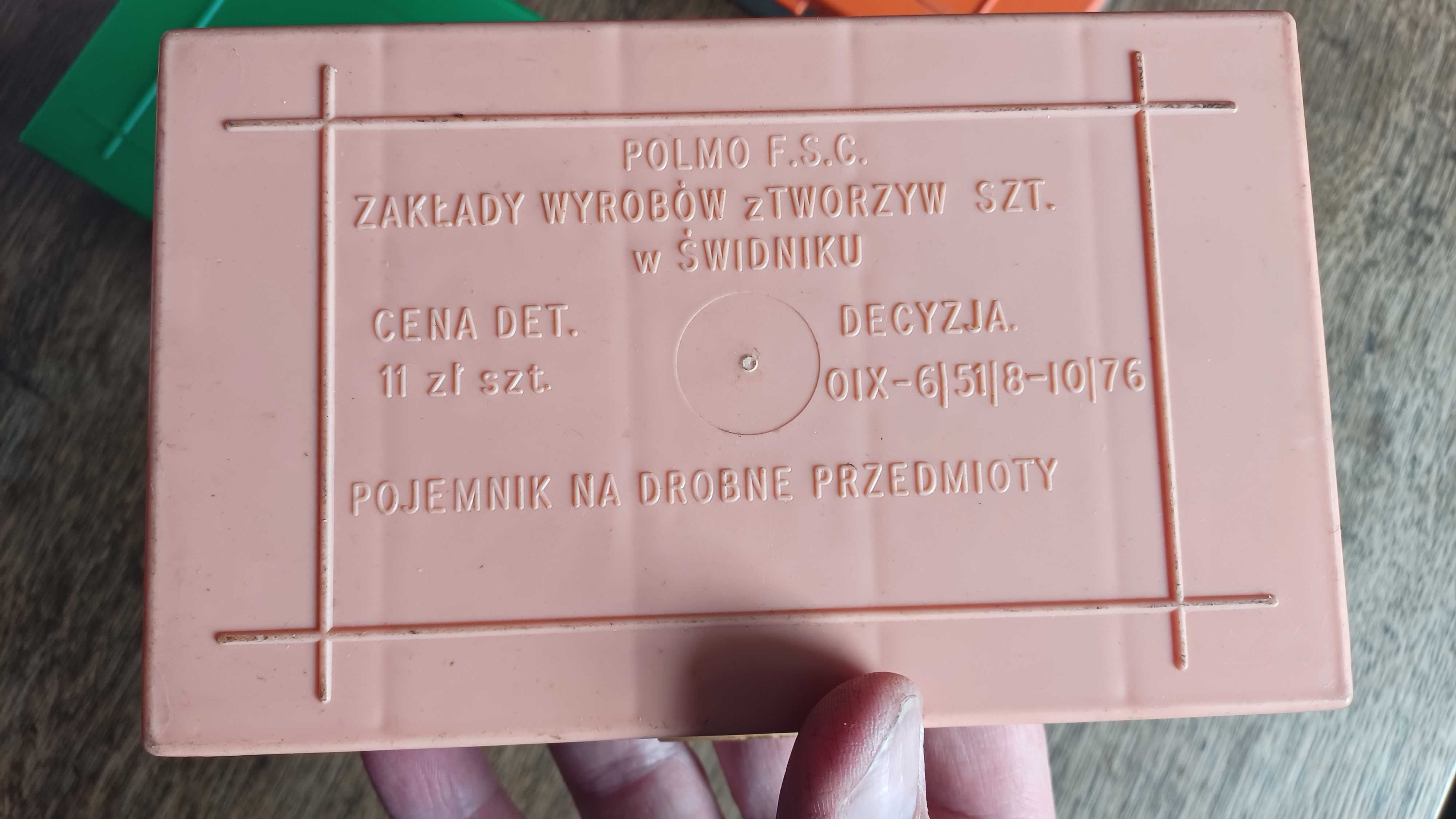 kondensatory, oporniki, układy scalone z czasów PRL; pudełka z lat 70