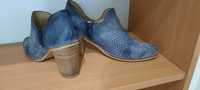 Botins em pele azul