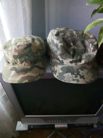 Военные кепки две