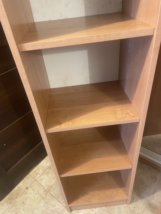 Wysoka, wąska biblioteczka