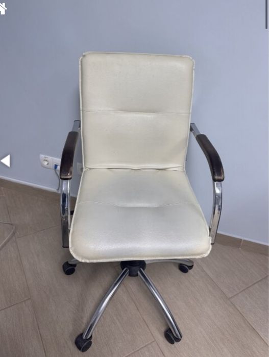 Продам стільці, пишіть або дзвоніть, синіх є 2, і тих по декілька штук