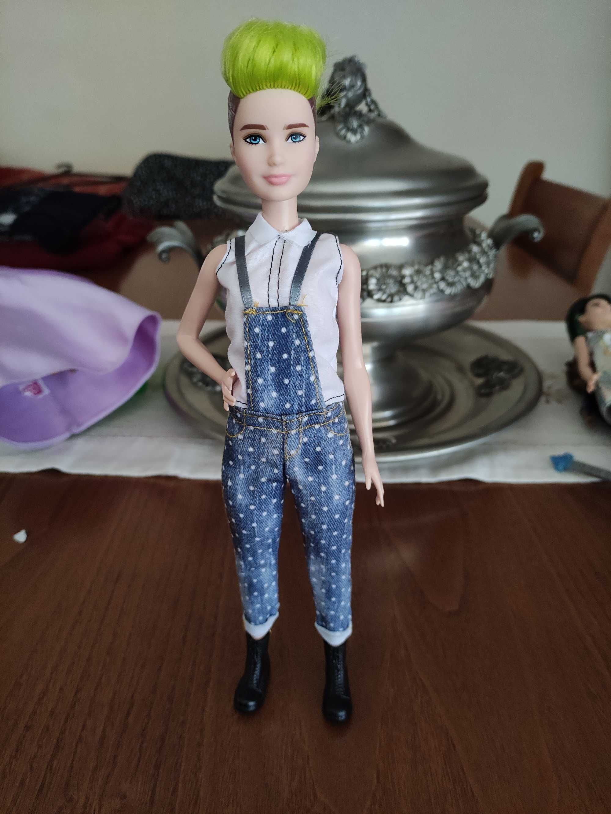 Bonecas Barbies Com Roupa e Acessórios