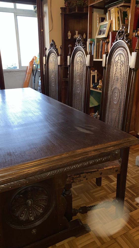 Mesa de sala com cadeiras