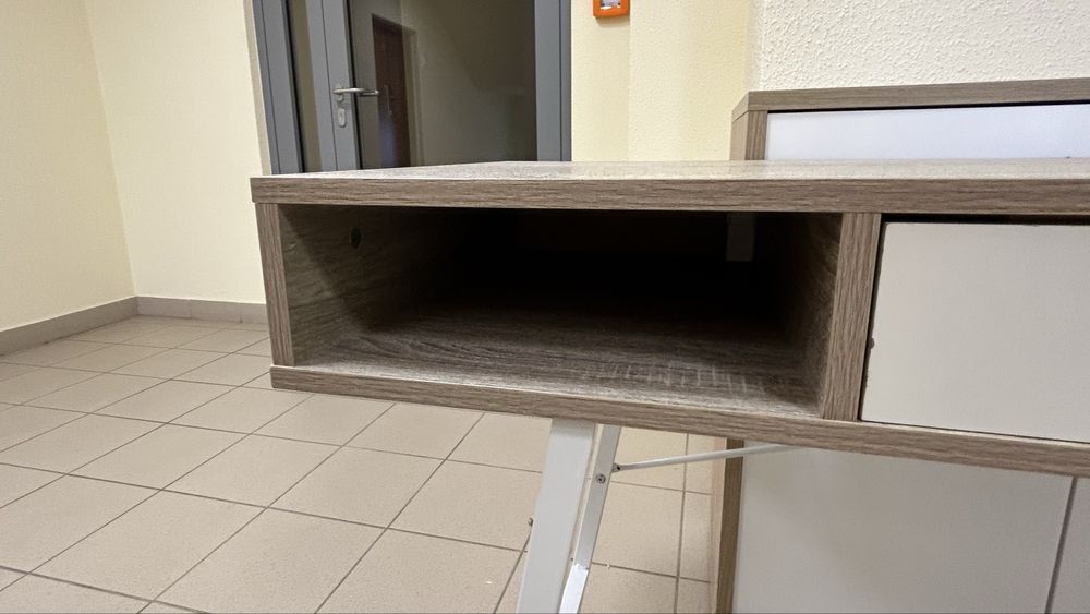Biurko nowoczesne z szufladą i półkami – jasny dąb, metalowe nogi