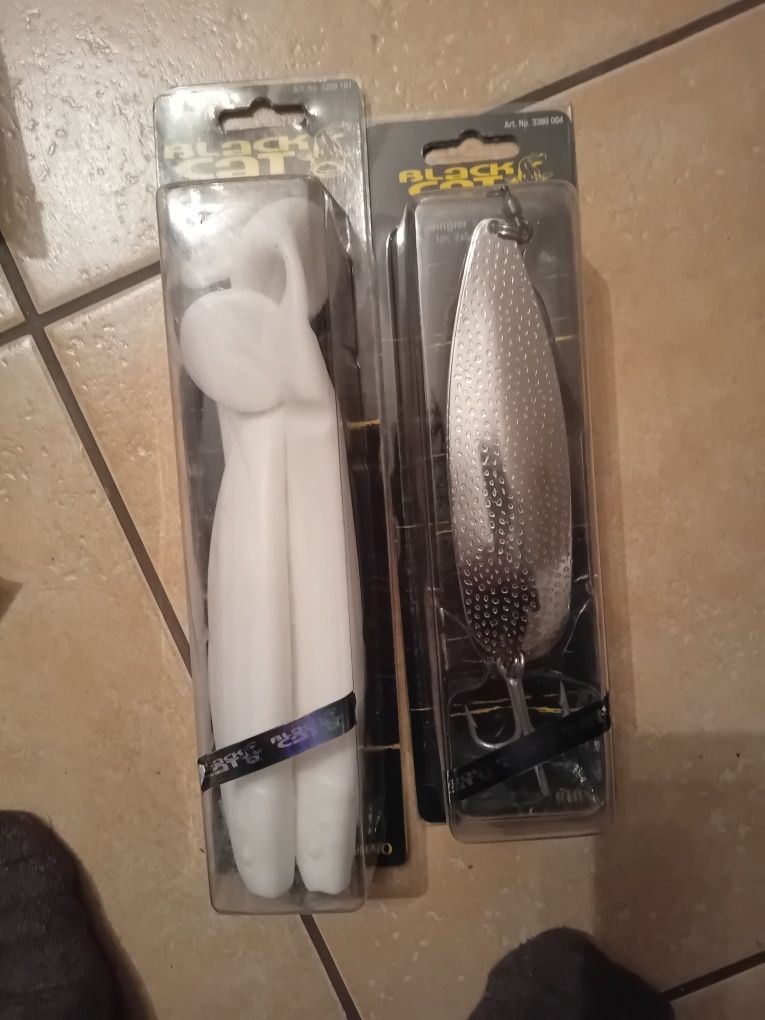 Zestaw nowych przynęt wędkarskich sumowych black cat
