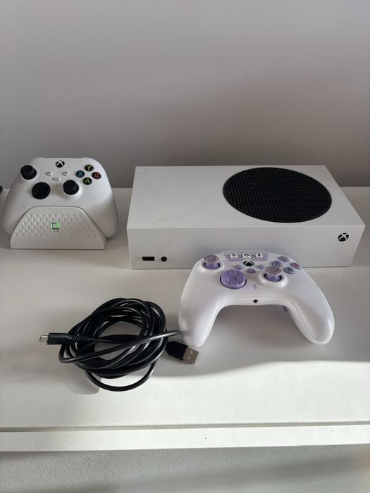 Xbox Series S + pad + stacja ladujaca z akumulatorem